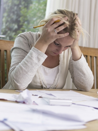 Soñar con pagar facturas: un sueño que habla de crisis