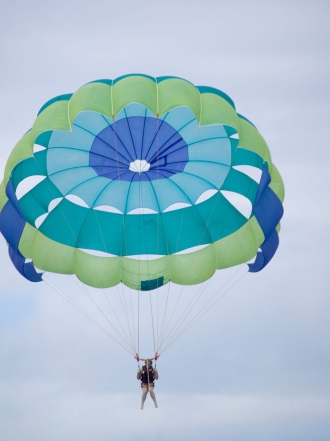 Soñar que te tiras en paracaídas: ¿te atreves con todo?