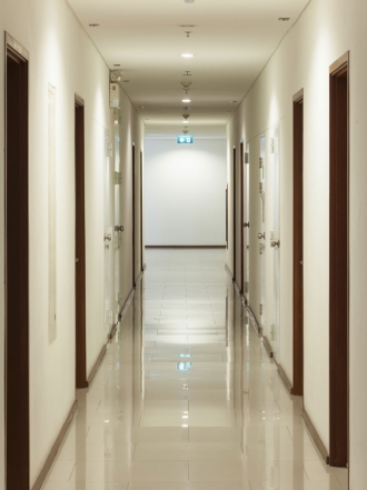 Soñar con un pasillo largo: el valor del esfuerzo