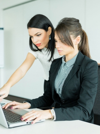 Cómo ayudar a un compañero de trabajo tímido