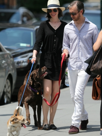 Perros de famosos: el Spaniel-Terrier y Labrador de Anne Hathaway