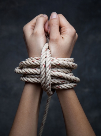 Soñar que eres un rehén: una personalidad influenciable