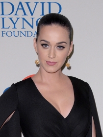 El look Batman de Katy Perry para David Lynch Foundation
