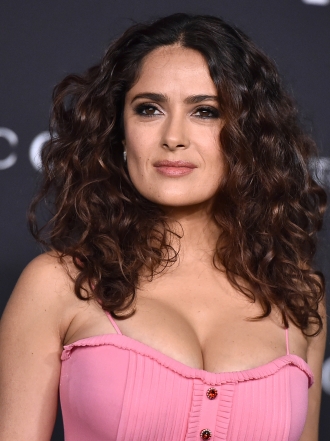 ¿Mucho pecho? Luce vestidos de fiesta a lo Salma Hayek
