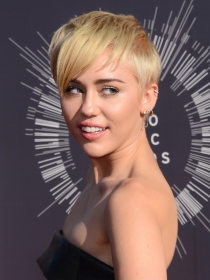 Vanguard Awards: El llamativo y peculiar look de Miley Cyrus