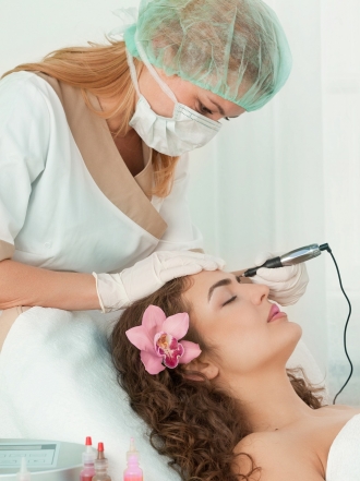 Así se hacen las cejas tatuadas pelo a pelo