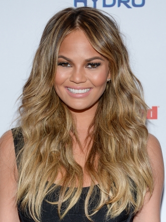 Chrissy Teigen: ficha el pelo con ondas estilo Hollywood