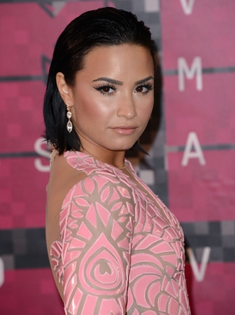 Consigue el peinado efecto mojado de Demi Lovato