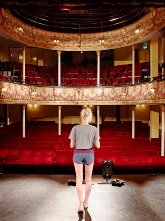 Soñar con teatro: tu personalidad cuando cae el telón