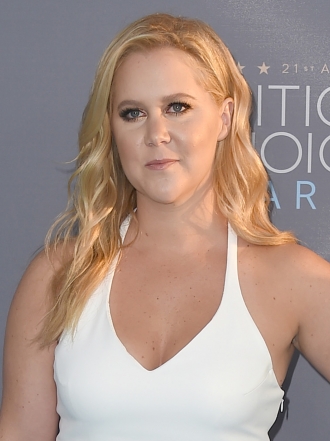 Saca partido a tu vestido de escote halter como Amy Schumer