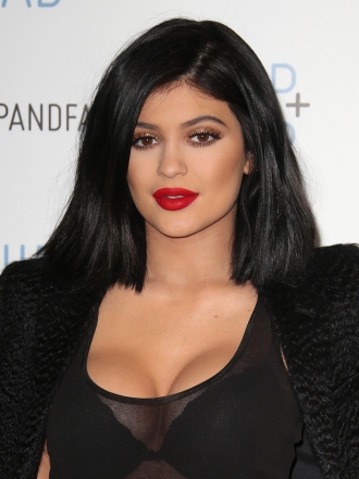 Contouring de pecho: volumen con maquillaje a lo Kylie Jenner