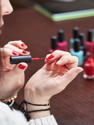 Cinco consejos para no salirte al pintarte las uñas