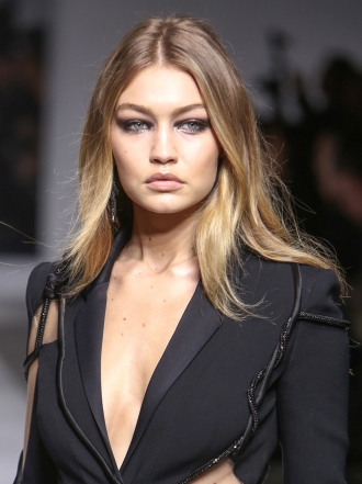 Copia el maquillaje gótico de Gigi Hadid para Versace
