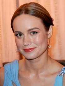 Ficha el fabuloso moño bajo despeinado de Brie Larson