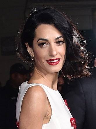 Peinados para una comunión: el semi recogido de Amal Clooney