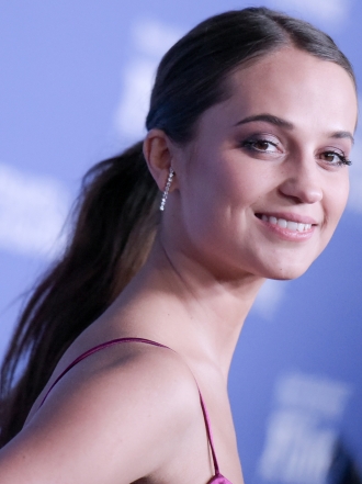Alicia Vikander y Elizabeth, duelo de estilo en Santa Bárbara