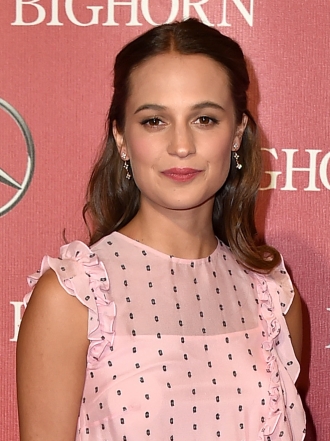 Aprende a combinar pantalones culottes como Alicia Vikander