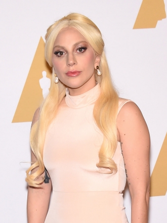 Consigue, paso a paso, el peinado años 50 de Lady Gaga