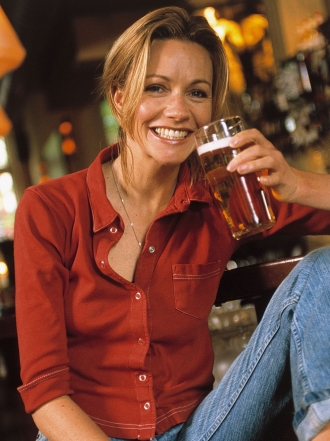 Cómo mejorar tu vida social al soñar con cerveza