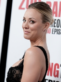 Pelo: copia el moño efecto mojado de Kaley Cuoco