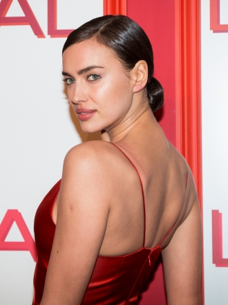 Pelo: copia el moño bajo de Irina Shayk para triunfar