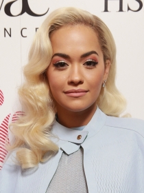 Logra una mirada sexy con el maquillaje de ojos de Rita Ora