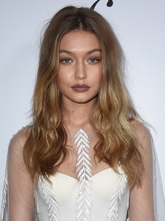 Gigi Hadid vuelve a los 90: copia su make up de labios marrón