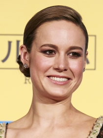 Peinados: así se hace el elegante moño bajo de Brie Larson