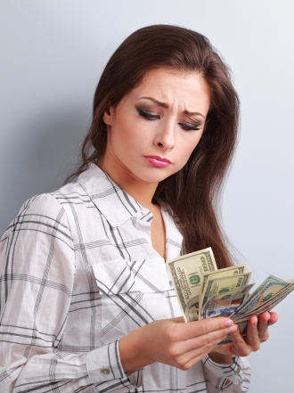 Soñar con un sobre de dinero: la falsedad que te rodea