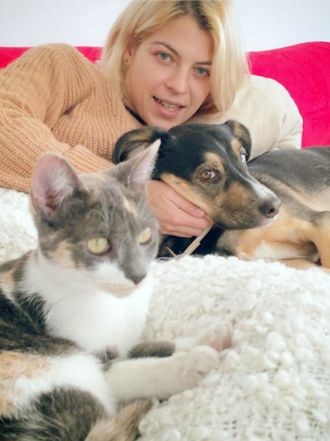 Perros de famosos: Lía y las gatitas de Thais Blume