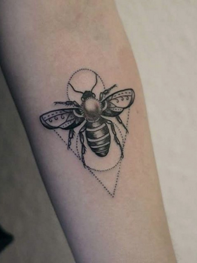 Significado de tatuajes con abeja