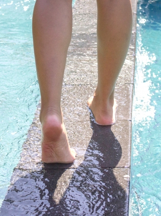 Soñar con suelo húmedo: cuidado por dónde pisas