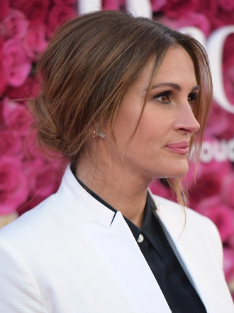 Jennifer Aniston vs Julia Robert, un duelo de estilo y piernas