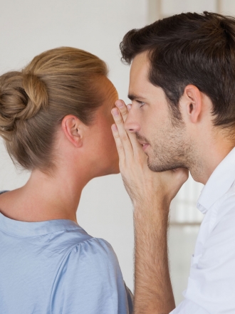 Soñar con susurros: los secretos que te cuentan tus sueños