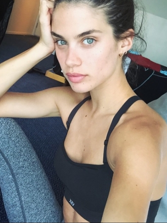 Luce un vientre plano con los ejercicios de Sara Sampaio