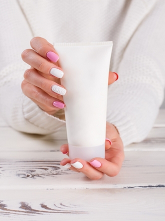 Pegamento blanco y otros trucos que no sabías para las uñas