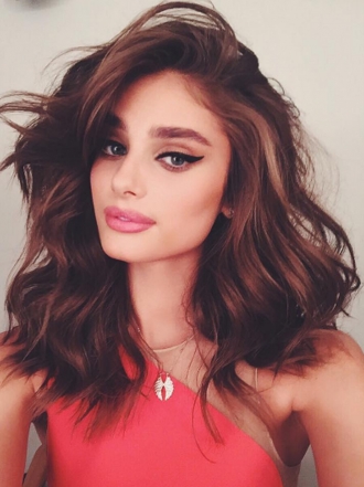 Taylor Hill, ficha sus ejercicios para tonificar tus piernas