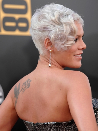 Encanto y esperanza: el significado de tatuarse un colibrí