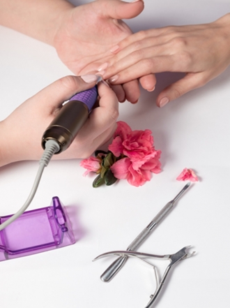 Trucos caseros para revitalizar uñas mordidas