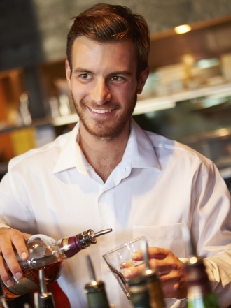 Sueños eróticos con un camarero: tus fantasías más típicas