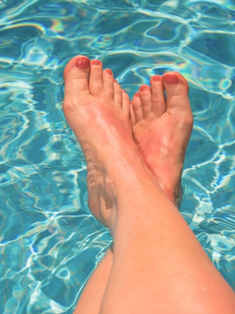 Uñas pintadas en la piscina: cómo conseguir que no se estropeen
