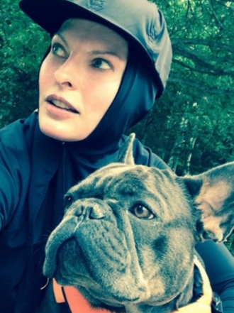 Perros de famosos: Mini Moon, el bulldog francés de Linda Evangelista