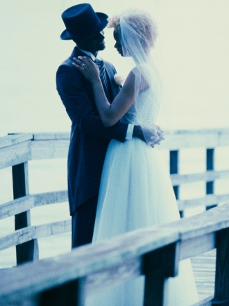 Por qué los hombres se agobian con la idea de casarse