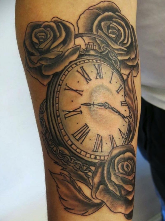 Que significa el tatuaje de reloj