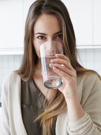 Beber agua sin tener sed y otros hábitos fundamentales de dieta