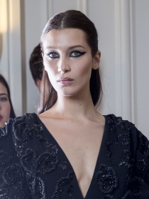 Logra tus ojos de gata con el maquillaje de Dior de Bella Hadid