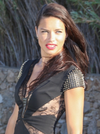 Vestidos negros para invitadas: así luce Adriana Lima de boda