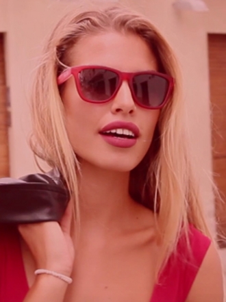 Luce unas gafas de sol diferentes cada día como Jessica Goicoechea