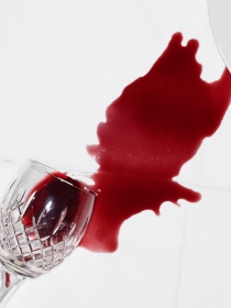 El peligro de los sueños con vino derramado