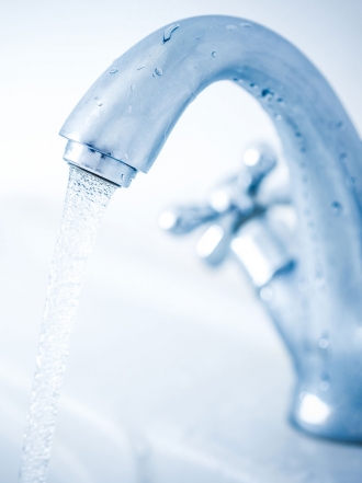 Soñar con un grifo abierto: deja salir tus emociones